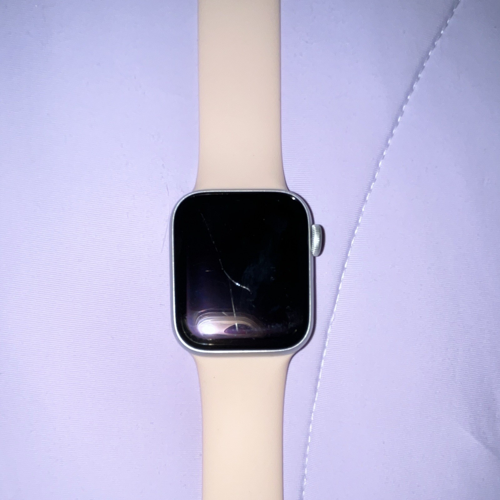 Apple Watch SE 40mm Silver Aluminum Case Beige Silicone Band 32GB Unlocked