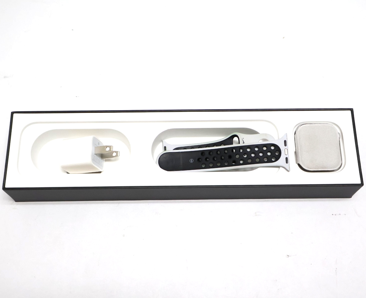 Apple Watch MTV92LL/A Series 4 Nike+ 40mm Silver Case w/Platinum Black Band READ