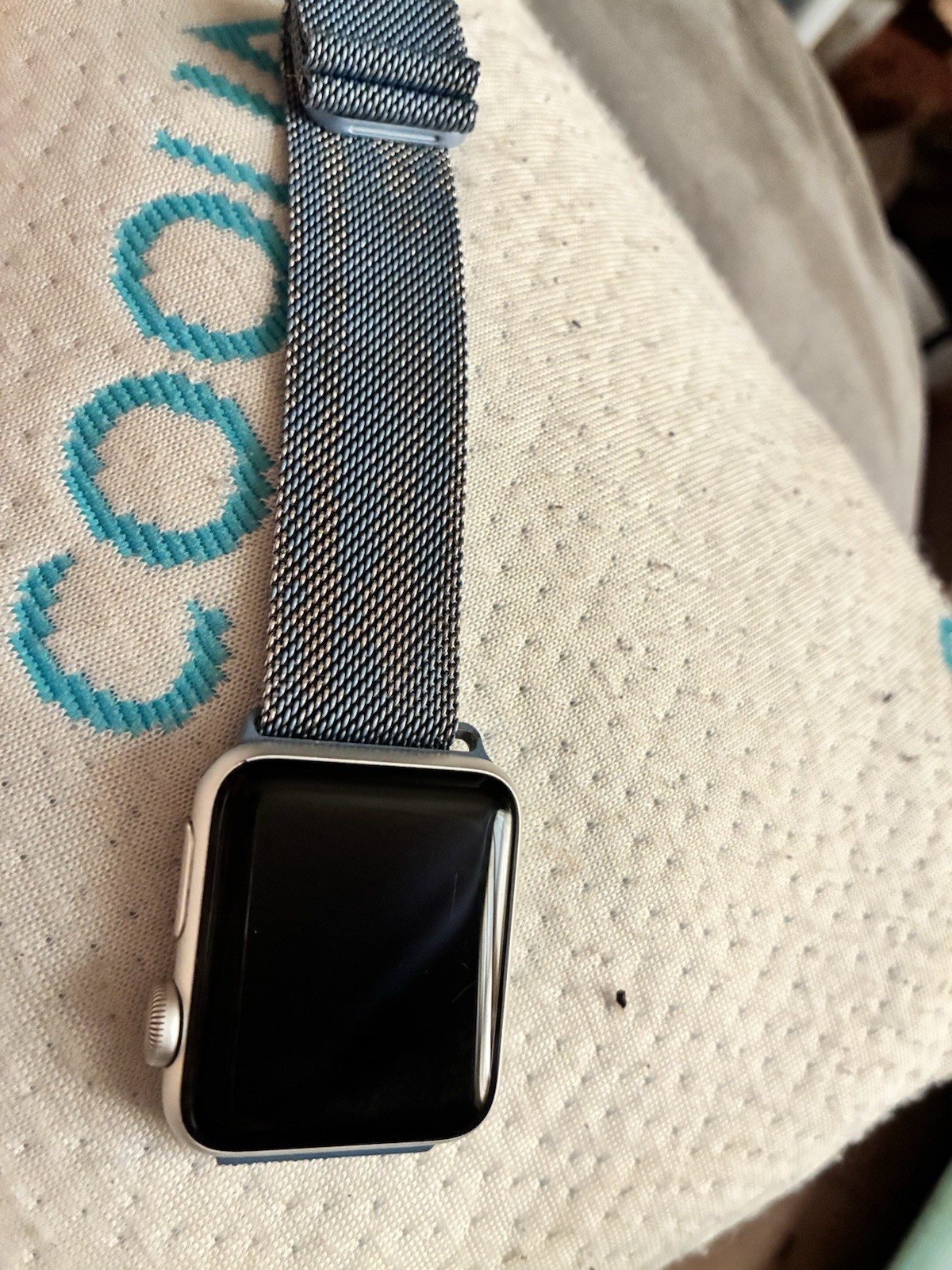 Apple Watch Series 3 38mm Silver Aluminum Case Metal Band GPS Water-Resistant