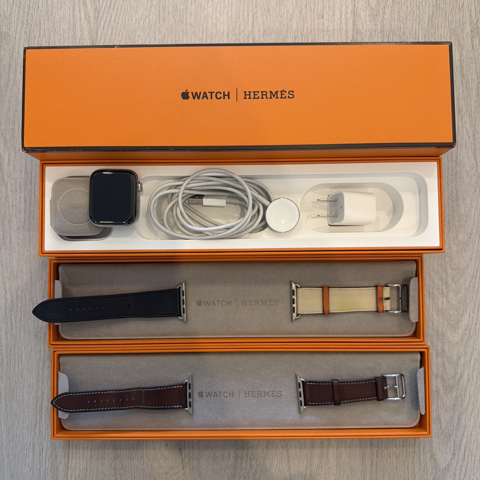 Hermès Apple Watch Series 4 44mm Stainless Steel GPS +Cellular +2 Leather Bands