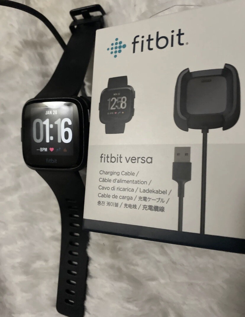 Fitbit Versa Smartwatch +2 Bands & Cord shwroom mdl Tested Black Or Gunmetal
