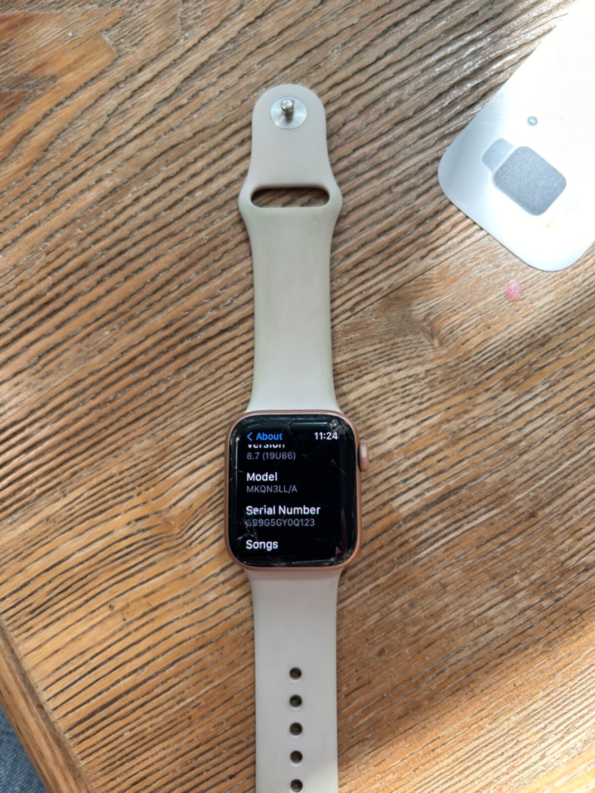 Apple Watch SE (1st Generation) 40mm Gold Aluminum Case with Starlight Sport…