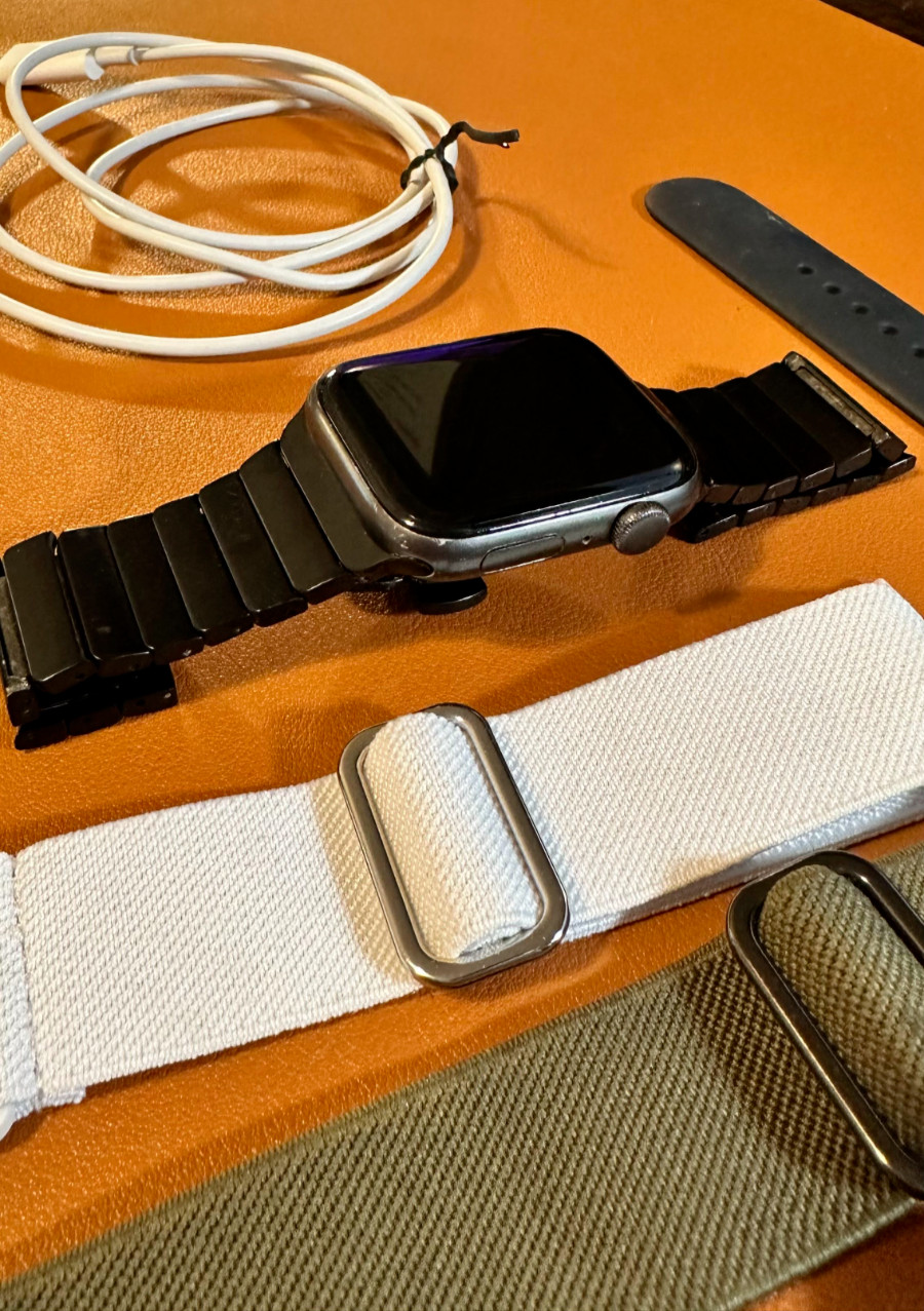Apple Watch SE (1st Generation) 44mm Space Gray Aluminum Case with Midnight…