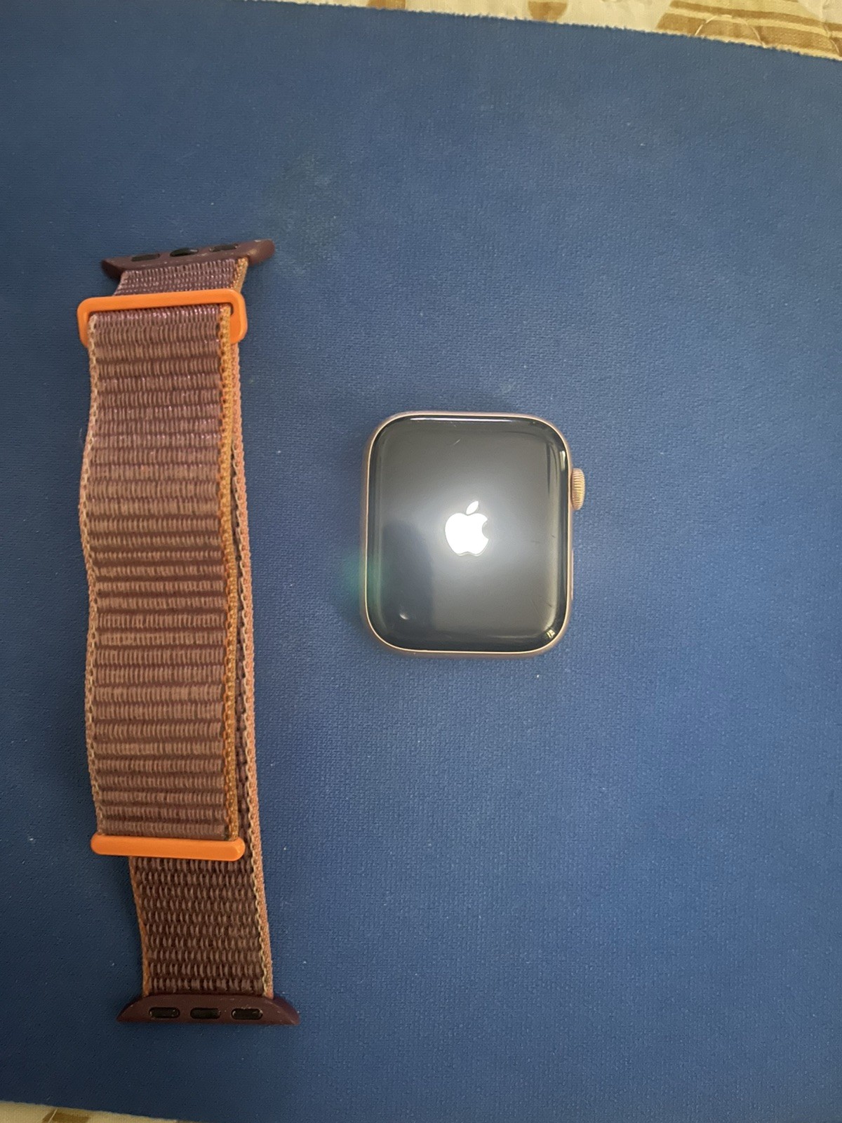 Apple Watch Series 4 44mm Gold Aluminum Case ! Bundle