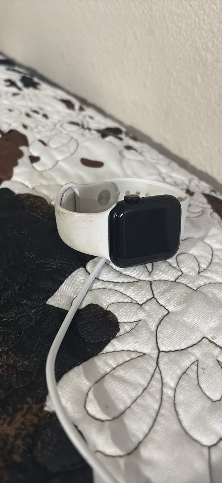 Apple Watch SE (2nd Generation) 44mm Aluminum Black Sport Band OS 10.5