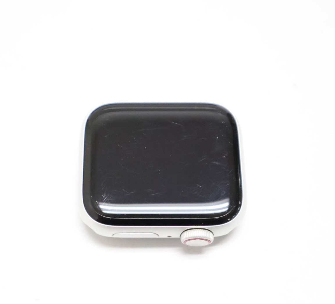 Apple Watch MTV92LL/A Series 4 Nike+ 40mm Silver Case w/Platinum Black Band READ