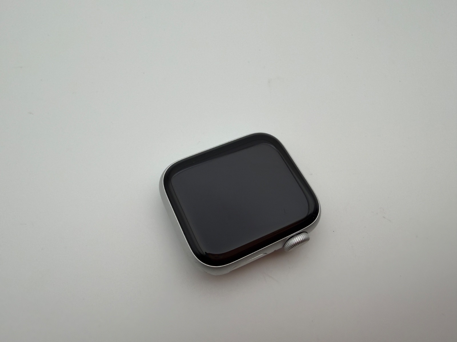 APPLE WATCH SE 2 – 40MM SILVER GPS ALUMINUM – NO BAND – HAS DEEP SCUFF ON SIDE