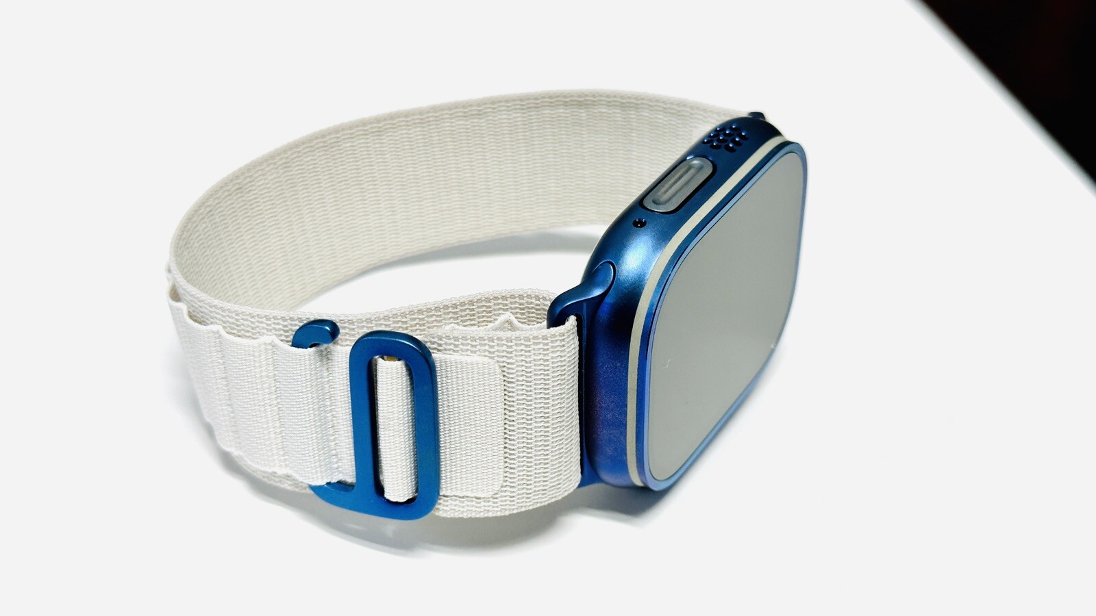 Apple Watch ULTRA 49mm BLUE Anodized Titanium White Alpine Loop Band