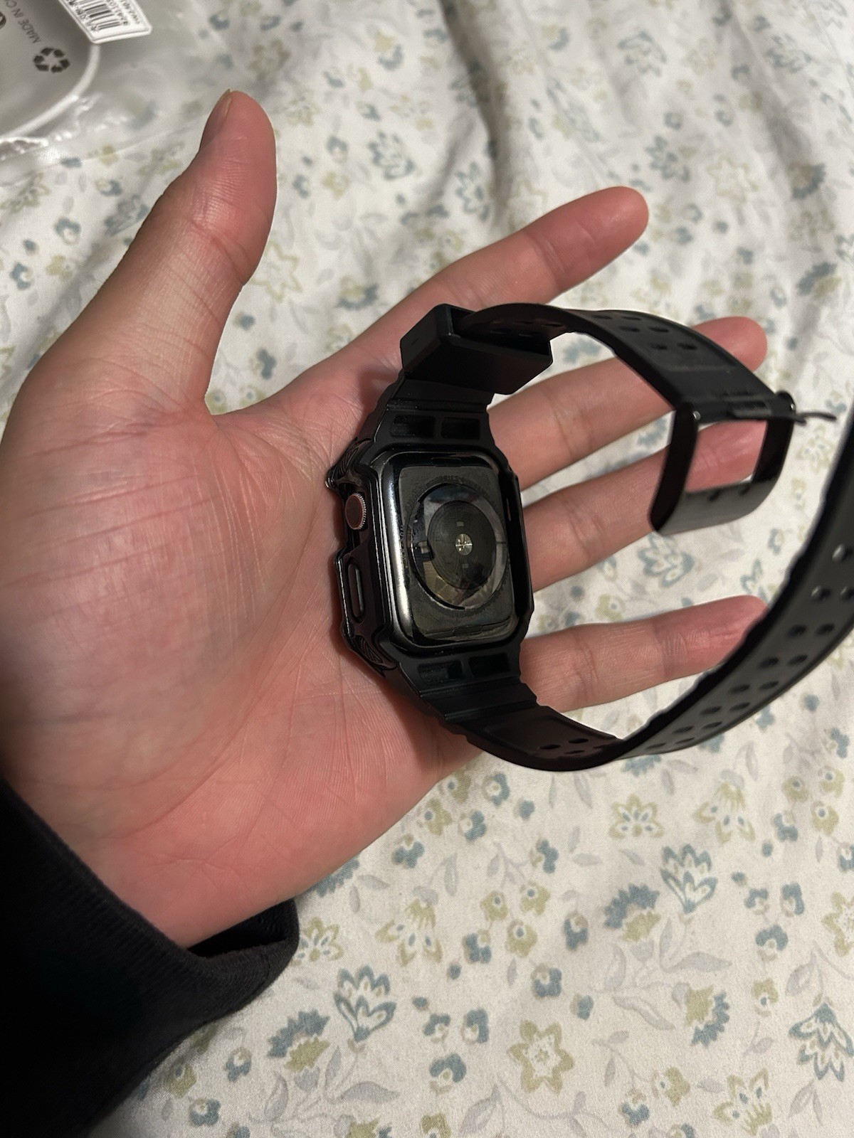Apple Watch Series 4 44 mm Space Gray Aluminum Case with Black Sport Band (GPS)