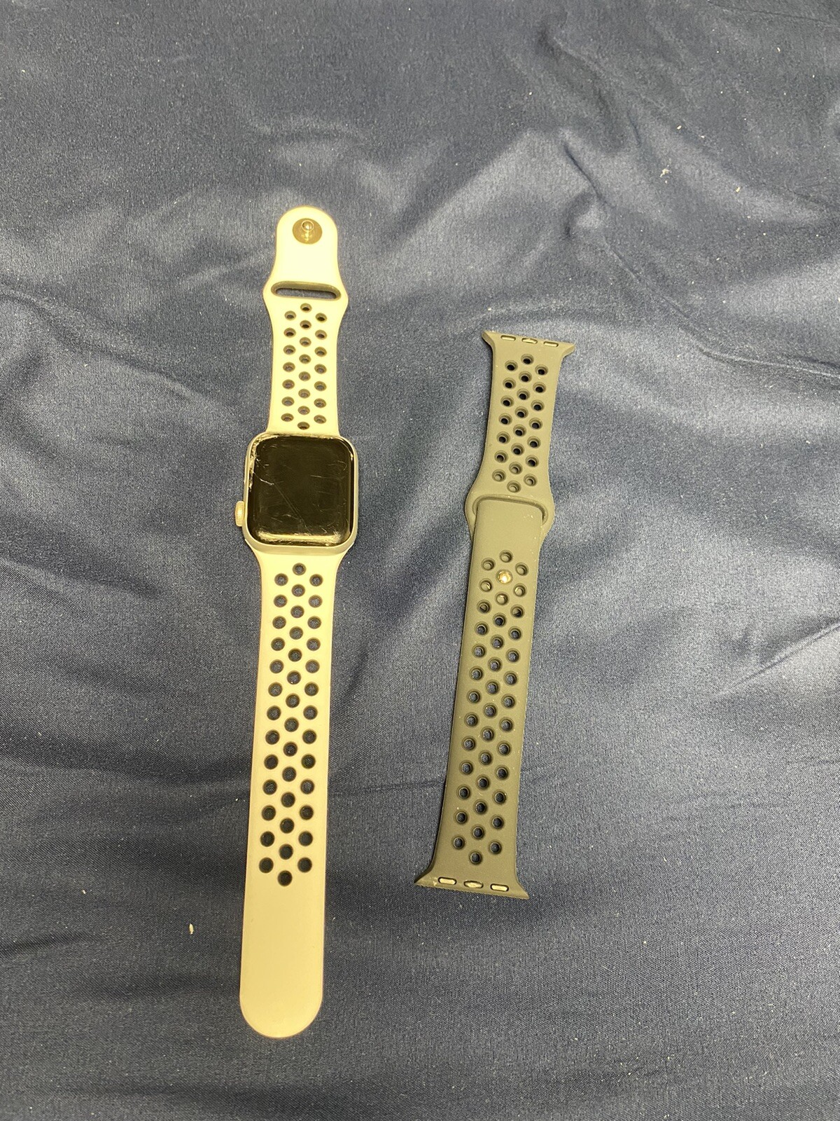 Apple Watch SE (2022) 40mm Silver Aluminum Case with White Sport Band, M/L (GPS)
