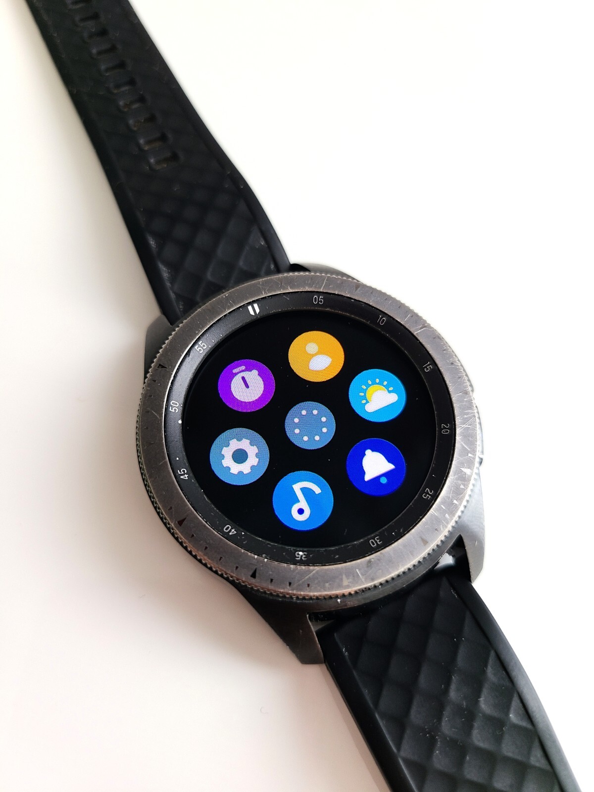 Samsung Galaxy Watch SM-R810 42mm Bluetooth Midnight Black w/ charger
