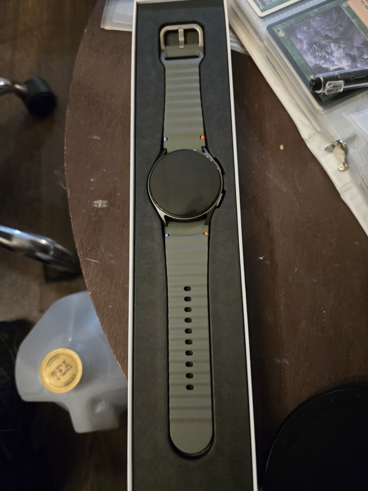 Samsung Galaxy Watch7 40mm 32GB Black Aluminum, Green Silicone Band BT WiFi