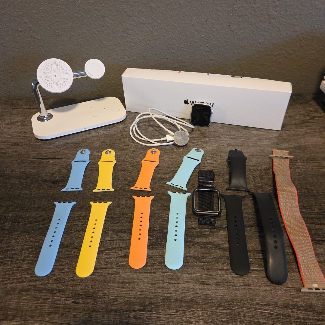 Apple Watch SE MYDQ2LL/A 44mm Aluminum 32GB WiFi Bluetooth GPS Silver White