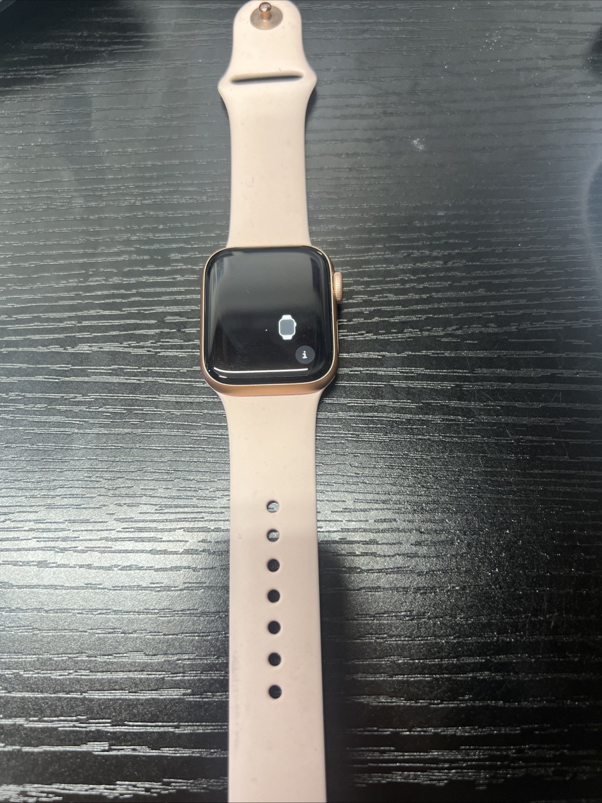 Apple Watch Series 4 40 mm Gold Aluminum Case with Pink Sand Sport. Read Descrip