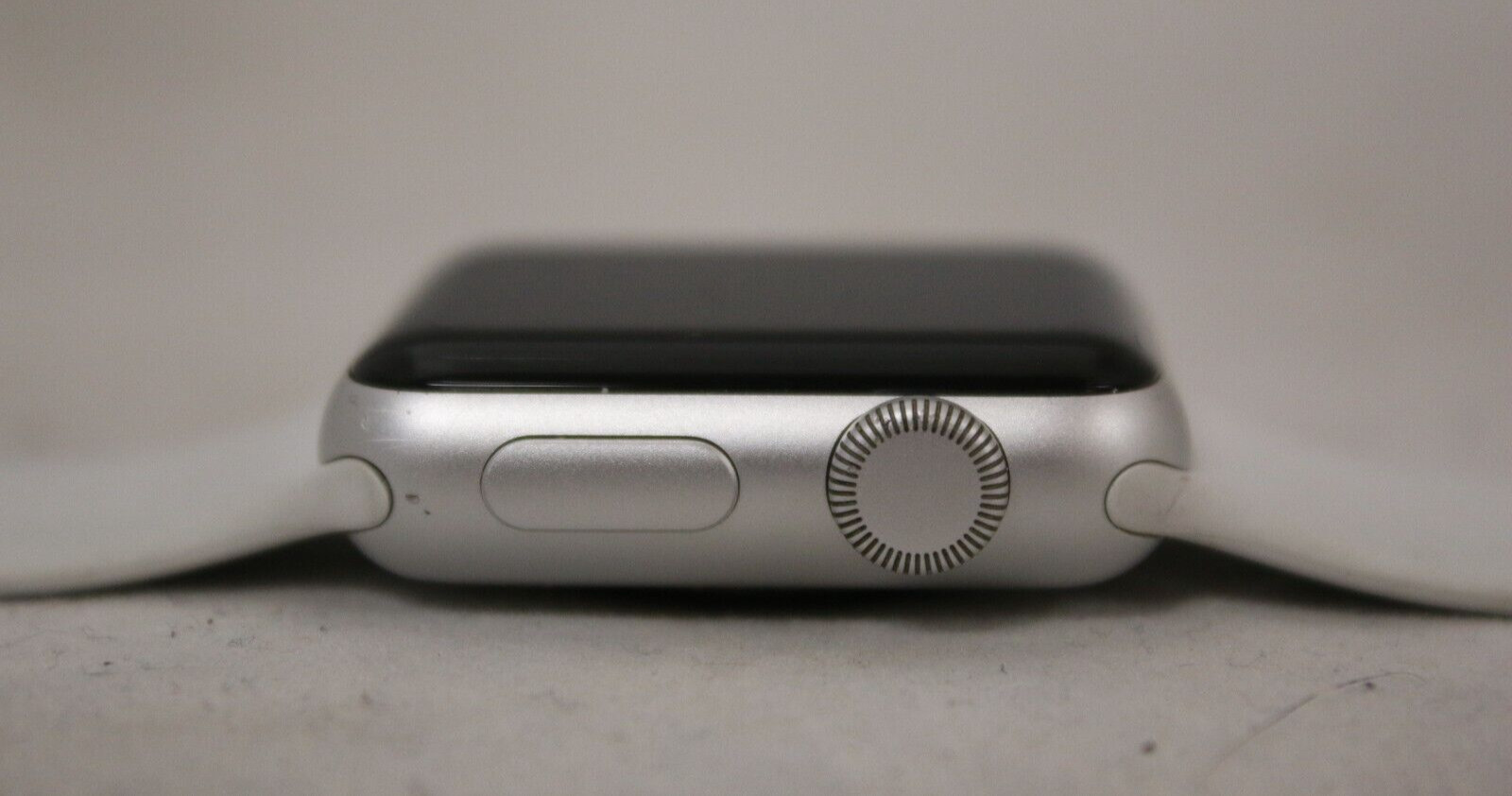 Apple Watch Series 3 38 mm Silver Aluminum Case White Sport Band