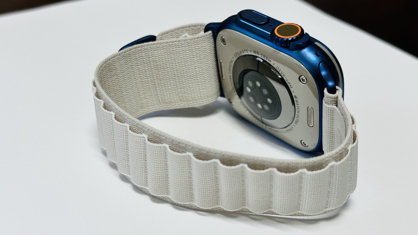 Apple Watch ULTRA 49mm BLUE Anodized Titanium White Alpine Loop Band