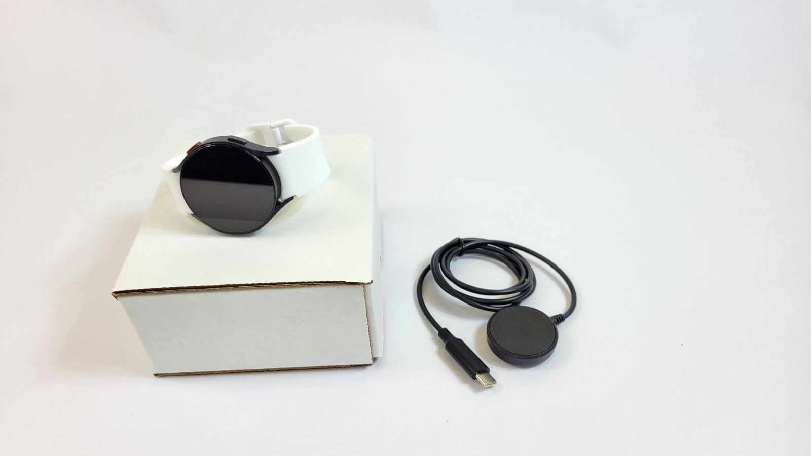 Samsung Galaxy Watch6 44mm WIFI + 4G LTE Graphite White Band SM-R945U Excellent