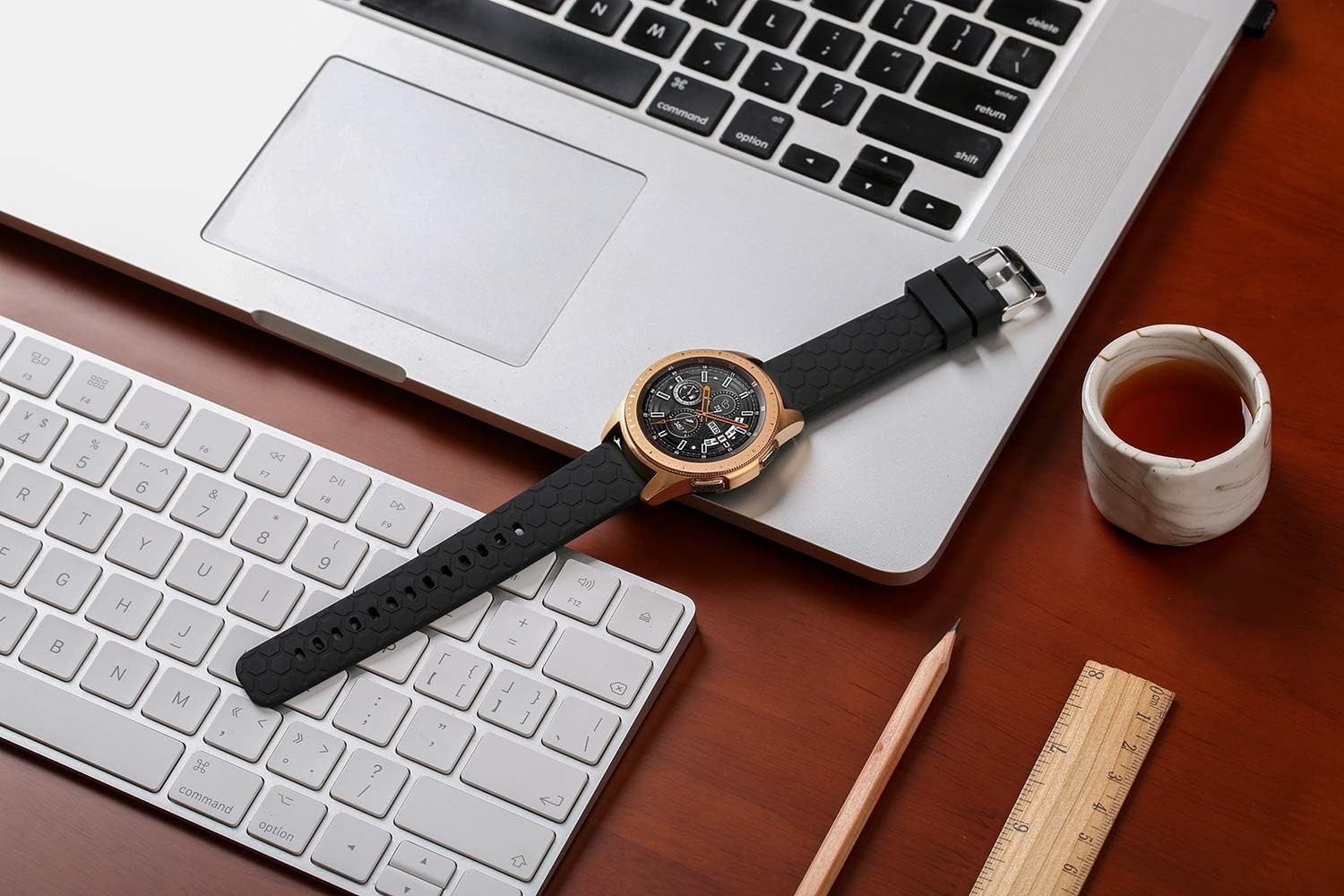 Comfortable Silicone Watch Band with Quick Release Pins for Easy Installation