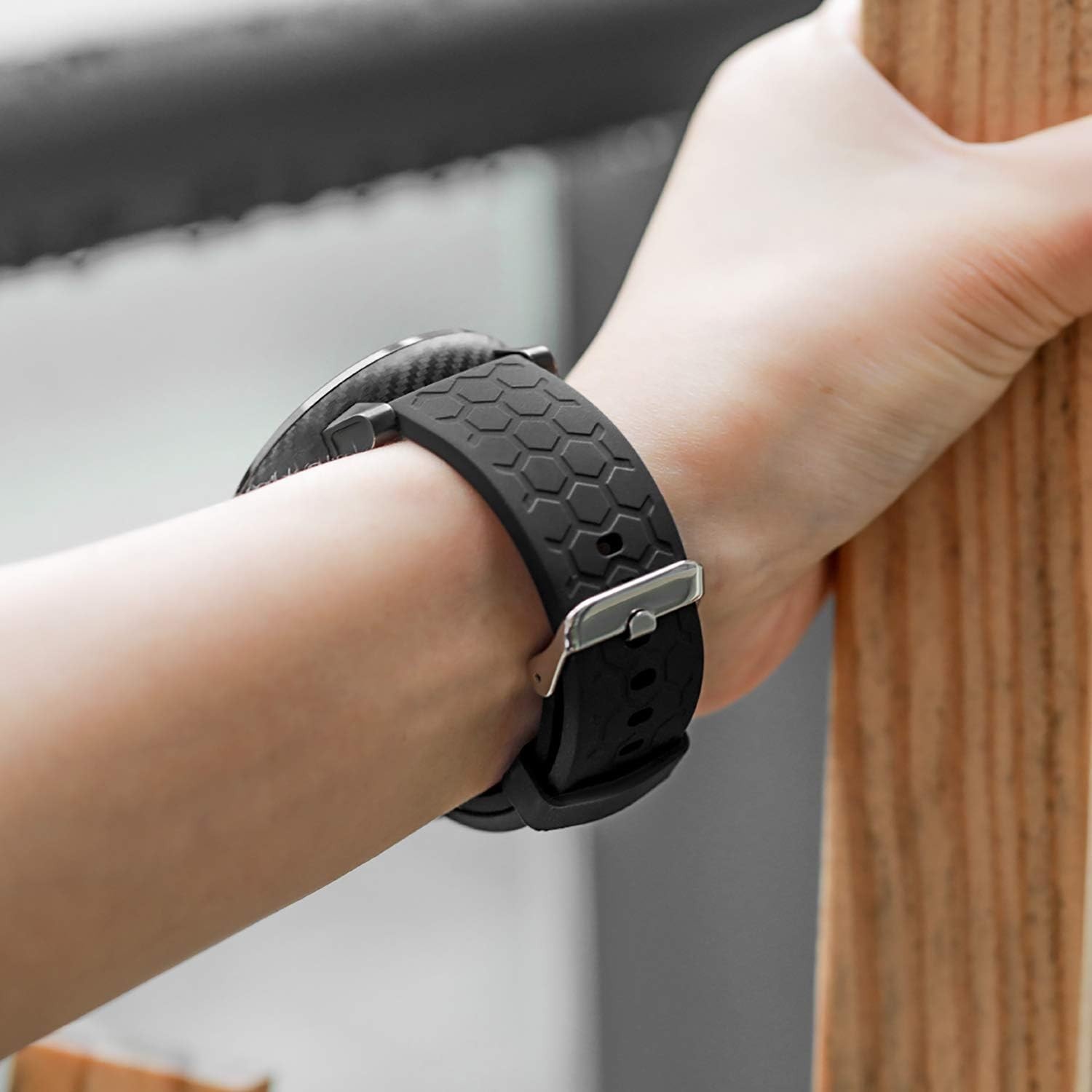 Comfortable Silicone Watch Band with Quick Release Pins for Easy Installation