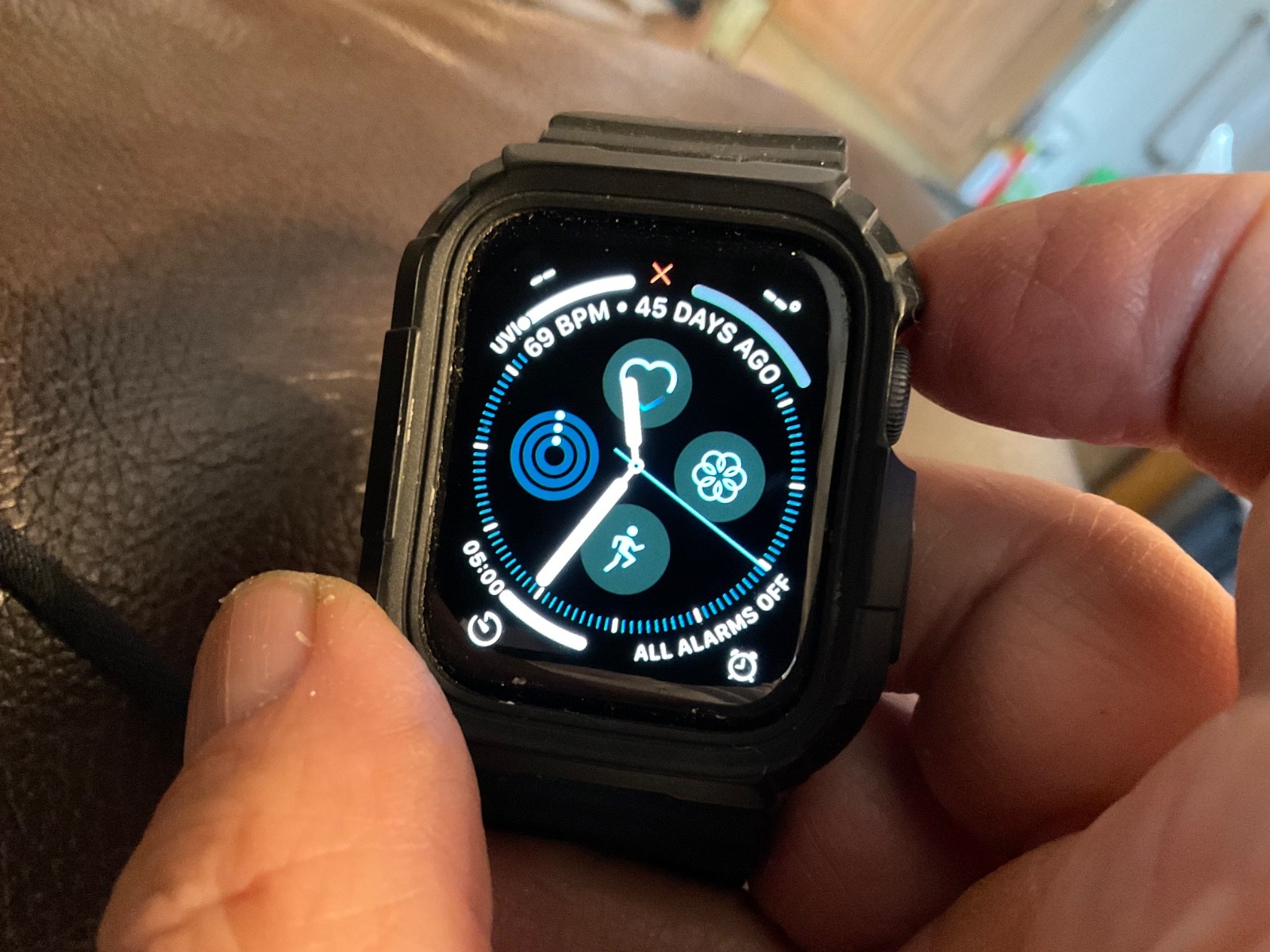 apple watch series 5 40mm charges turns on works selling as is watch only