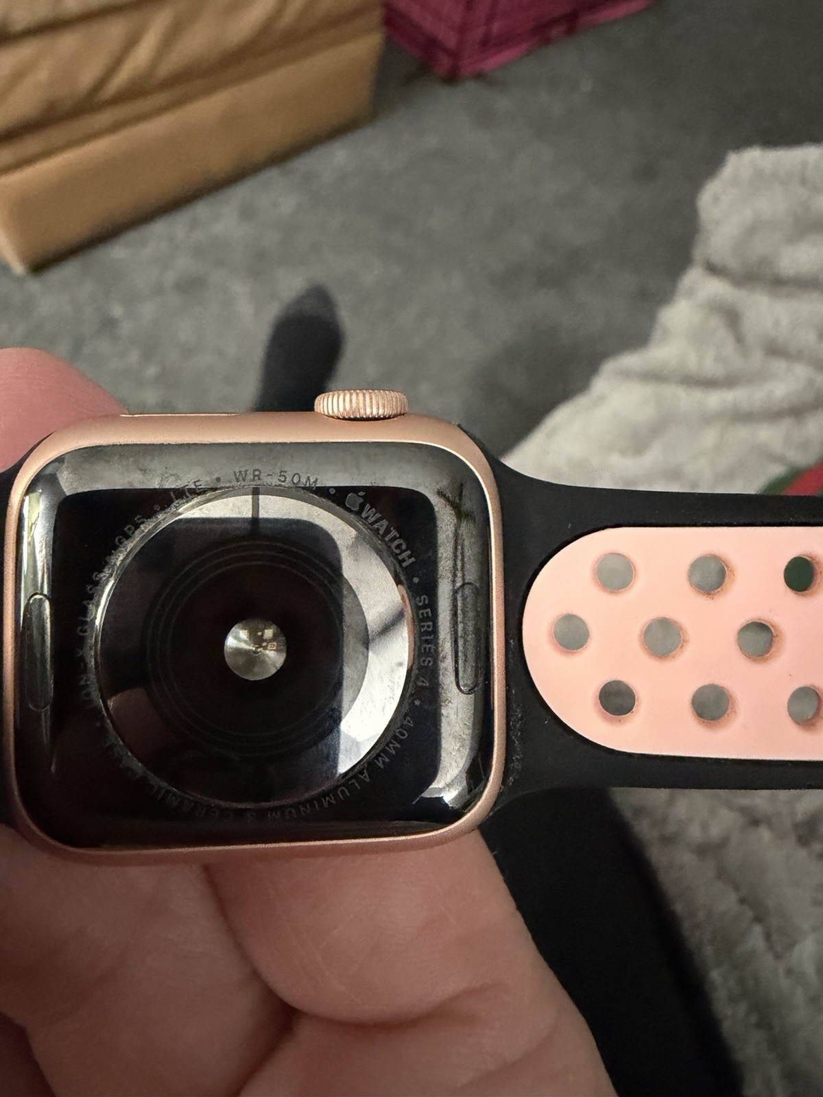 Apple Watch Series 4 40mm Gold Aluminum GPS + Cellular, Water Resistant,