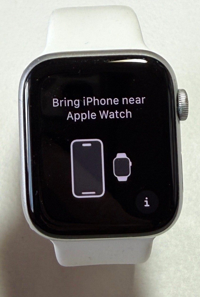Apple Watch SE 44mm, Silver Case with White Sport Band (GPS + Cellular)