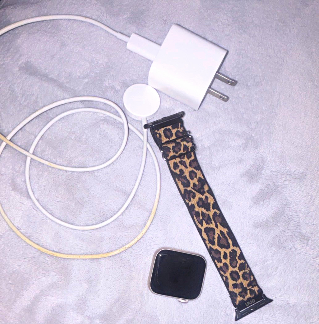 41mm silver rose colored Apple Watch SE 3 (worn twice
