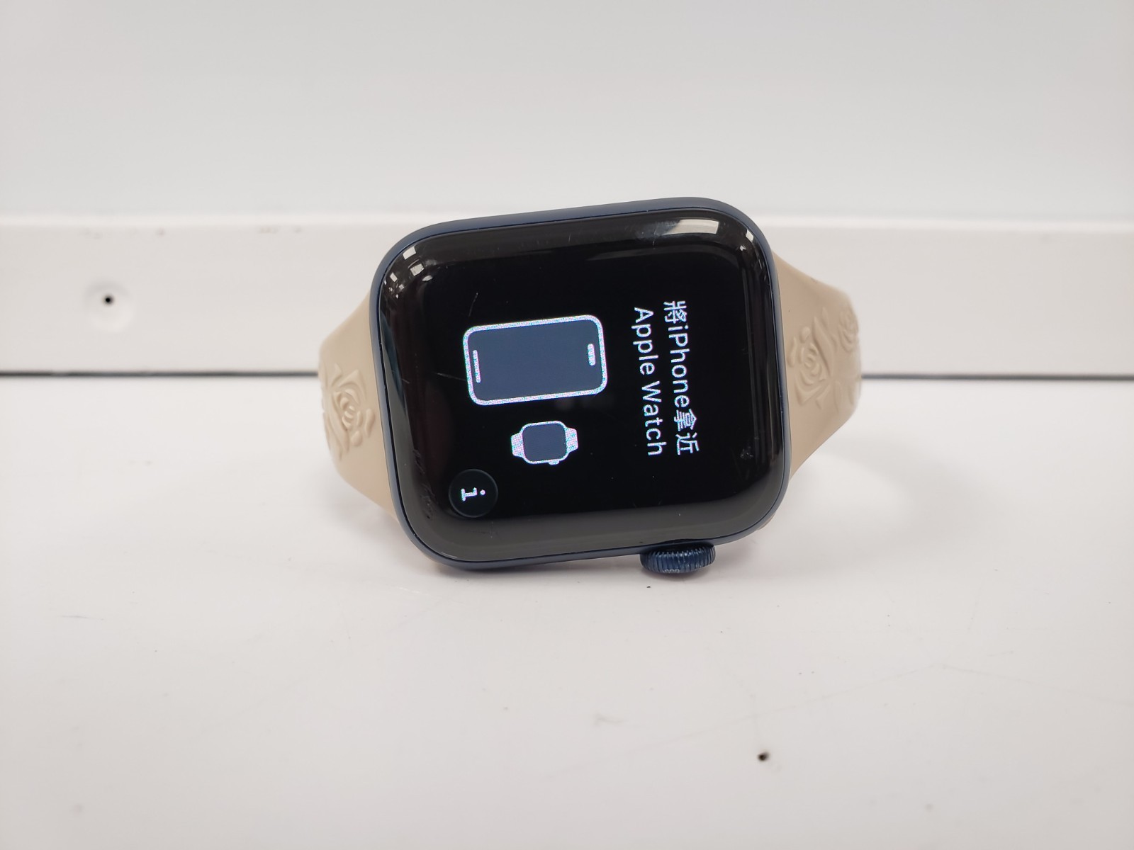 (80924-1) Apple A2293 Series 6 Smart Watch