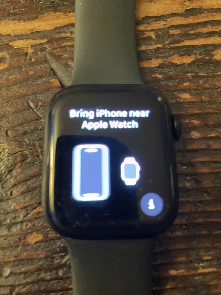 Apple 10.5 Watch 40MM 32 GB Aluminun Case Model A2722 Used