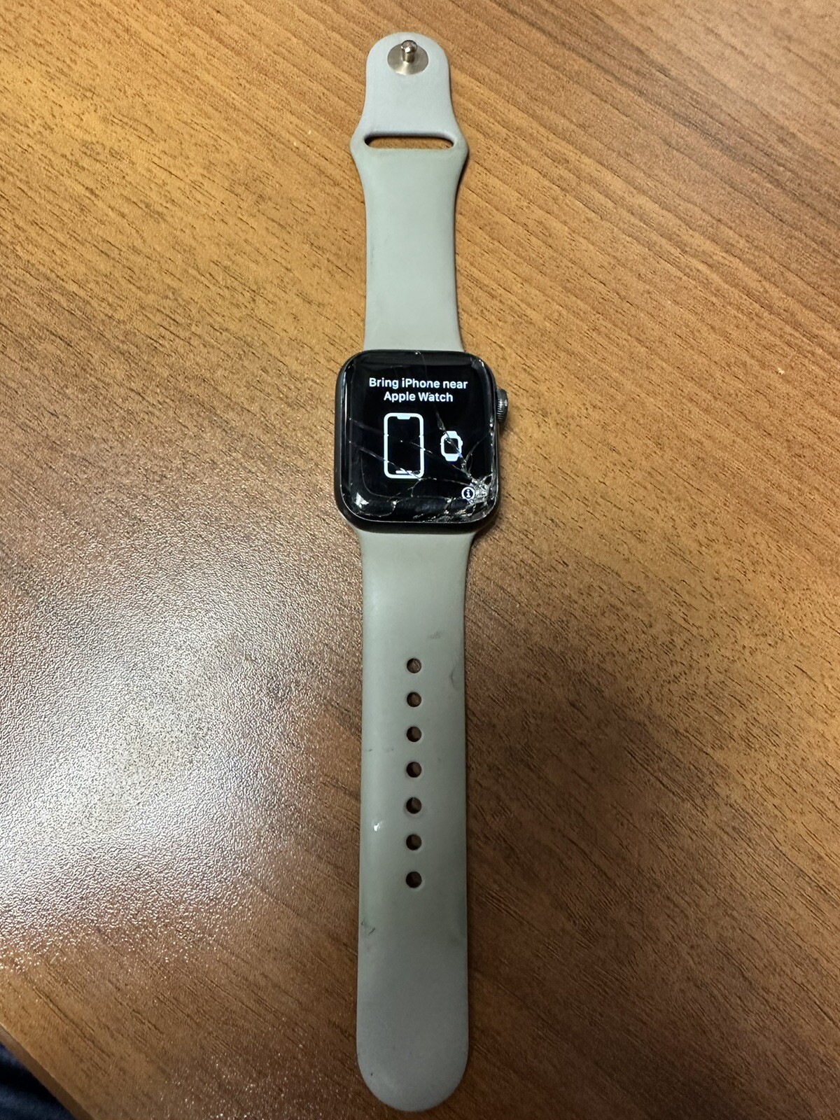 Apple Watch Series 6 40mm Case GPS WR-50M / Broken Screen / As Is