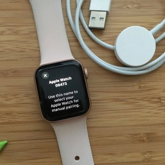 Apple Smart Watch Series 4 40MM Pink Sand Rose Gold + 6 Extra Straps
