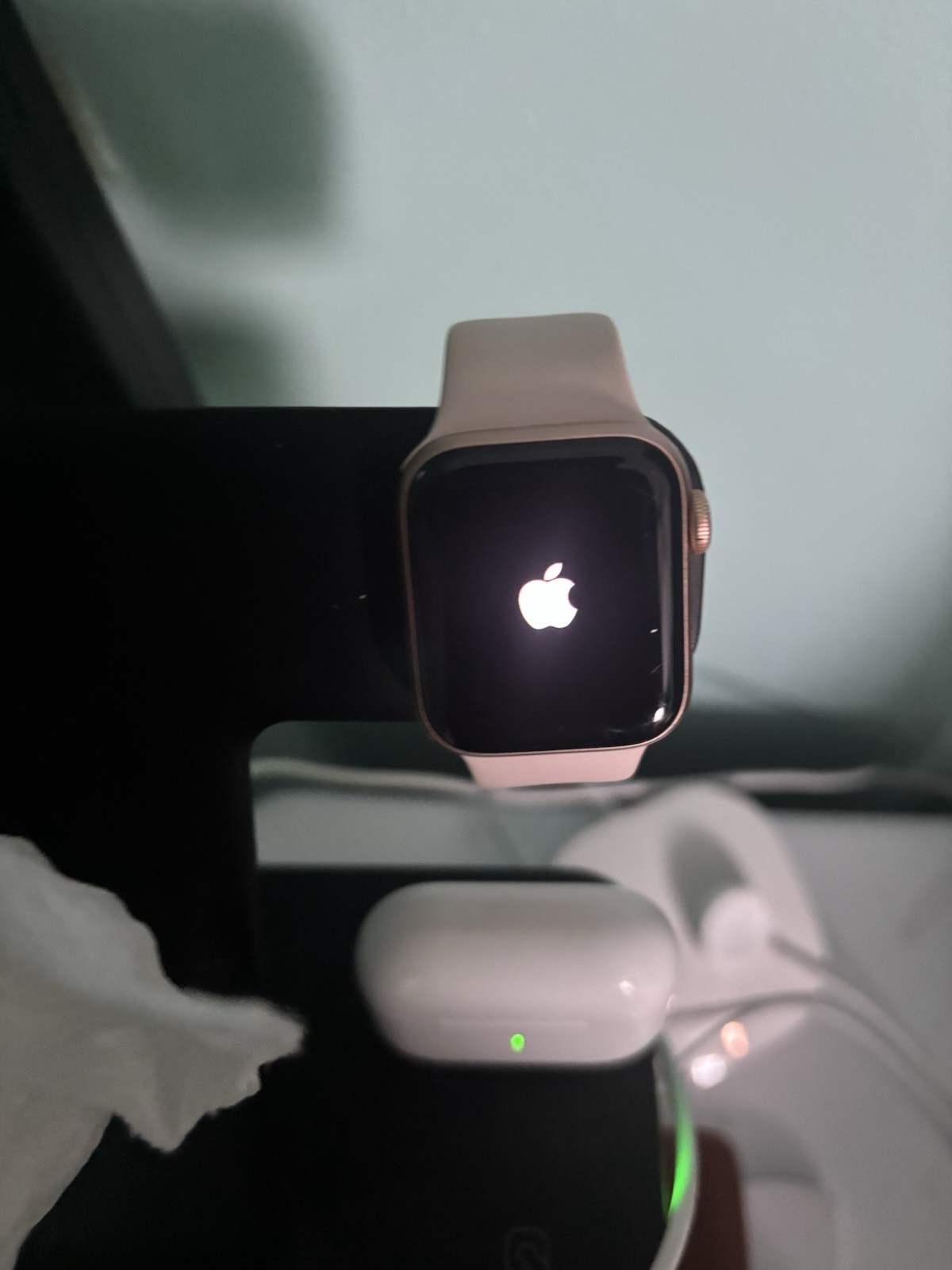 Apple Watch SE 1st Gen GPS 40mm Rose Gold Aluminum Case Starlight Band MKQ03LL/A