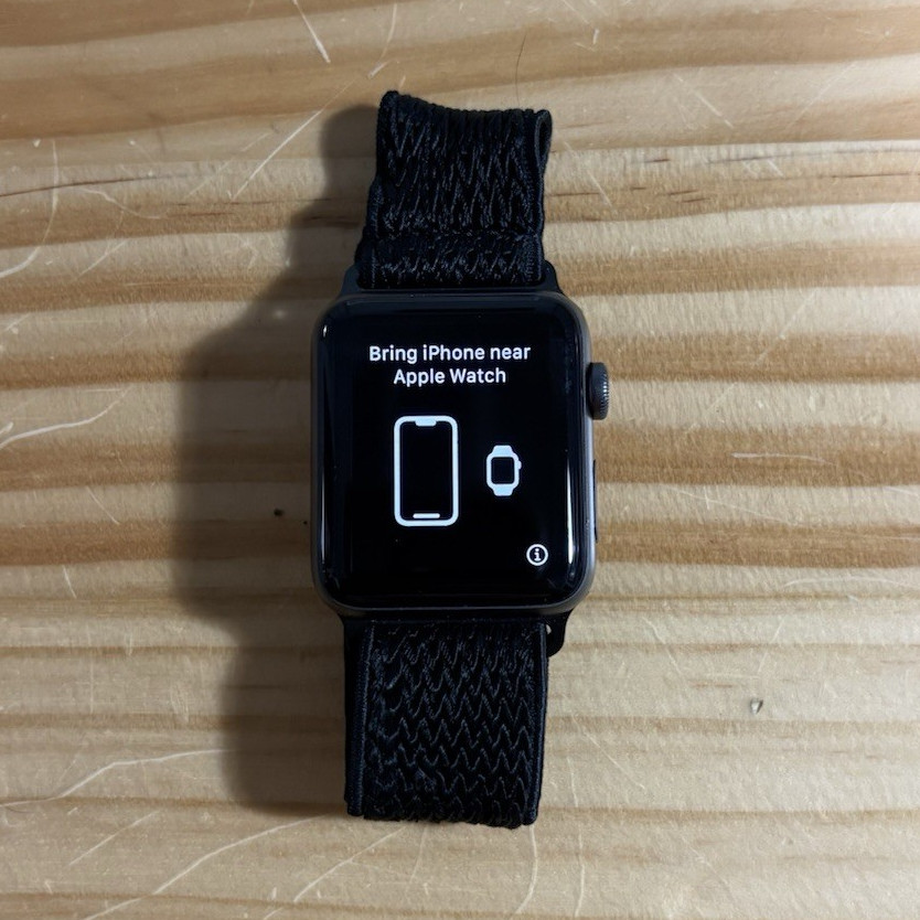 Apple Watch Series 3 42mm Space Gray Aluminum Black Fabric Band – GPS