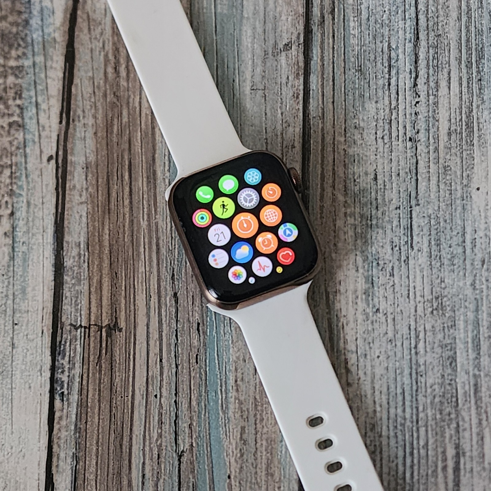 Apple Watch Series 4 – 40mm Stainless Steel WR-50M – Unlocked, Works – For Parts