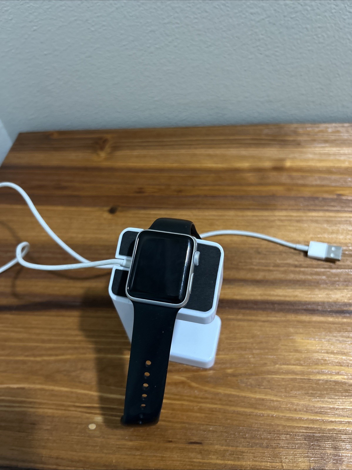 Apple Watch SERIES 2 A1757 It Comes With Stand And Accessory’s