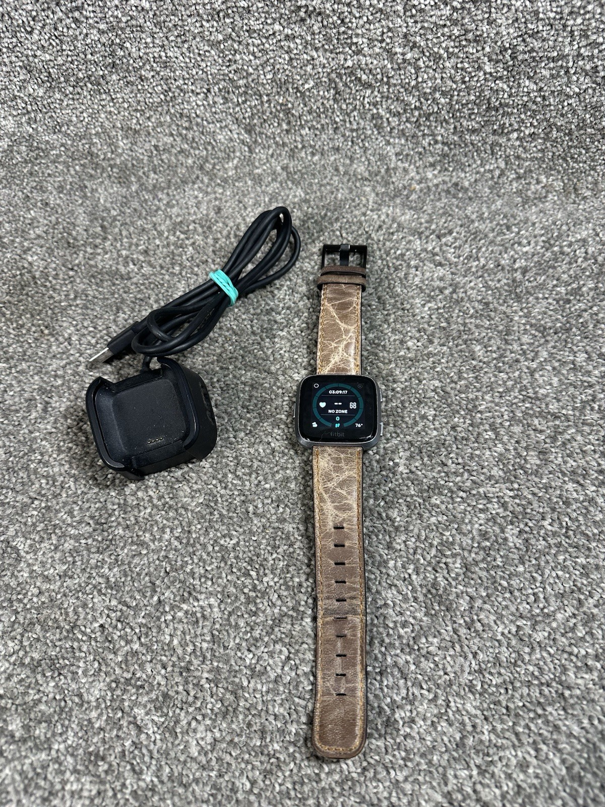 Fitbit Versa – Health & Fitness Smart Watch Activity Tracker Silver FB505