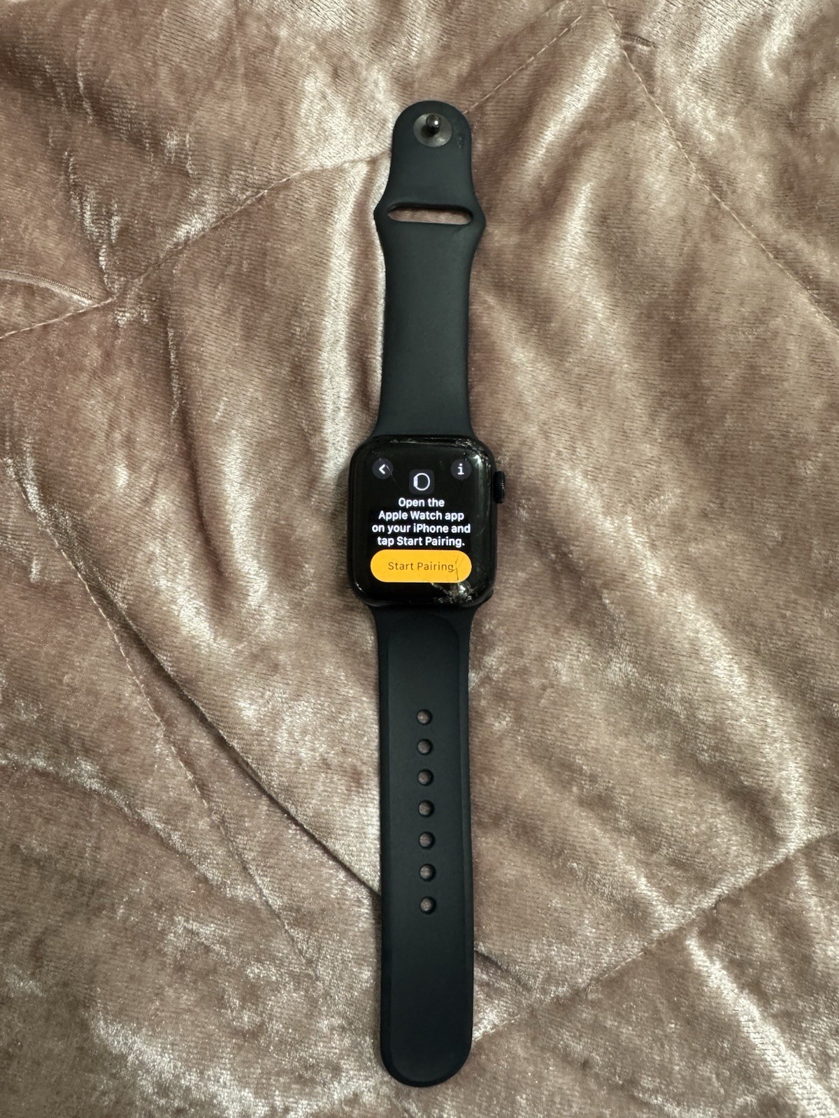 Apple Watch SE (2022) 40mm Midnight Aluminum Case with Sport Band S/M