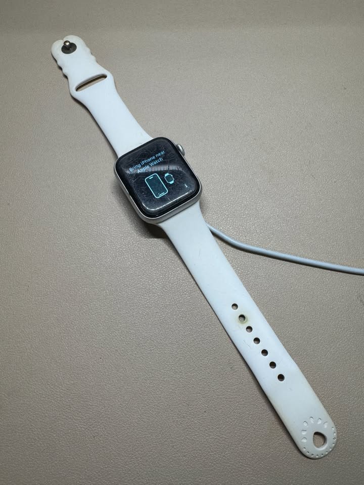 Apple Watch Series 4 44mm GPS Silver Aluminum A1978 Smartwatch Tested Works
