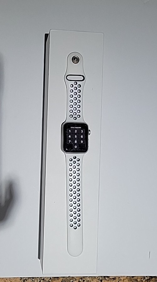 1 APPLE IWATCH SERIES 3 42mm PreOwned SILVER ,WHITE STRAPS Cracked Glass.