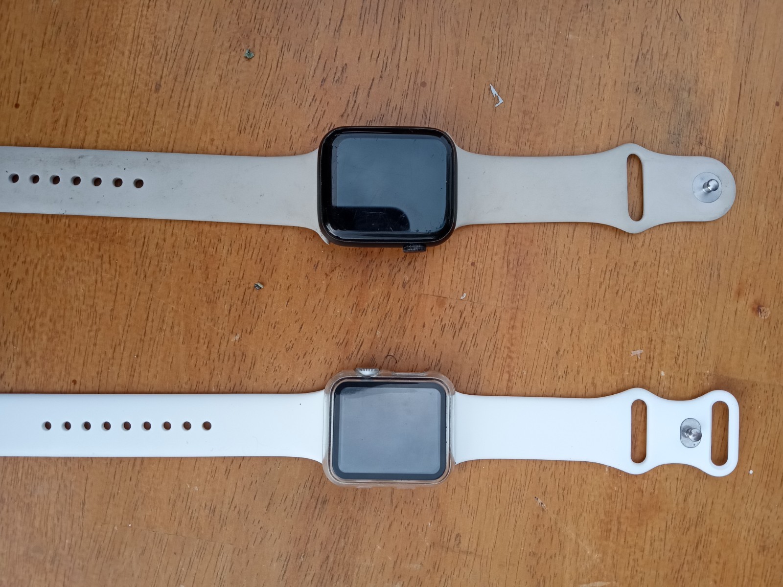 Lot of 2 Apple Watch Series 44mm 32GB Unlocked Bluetooth White Silicone Band