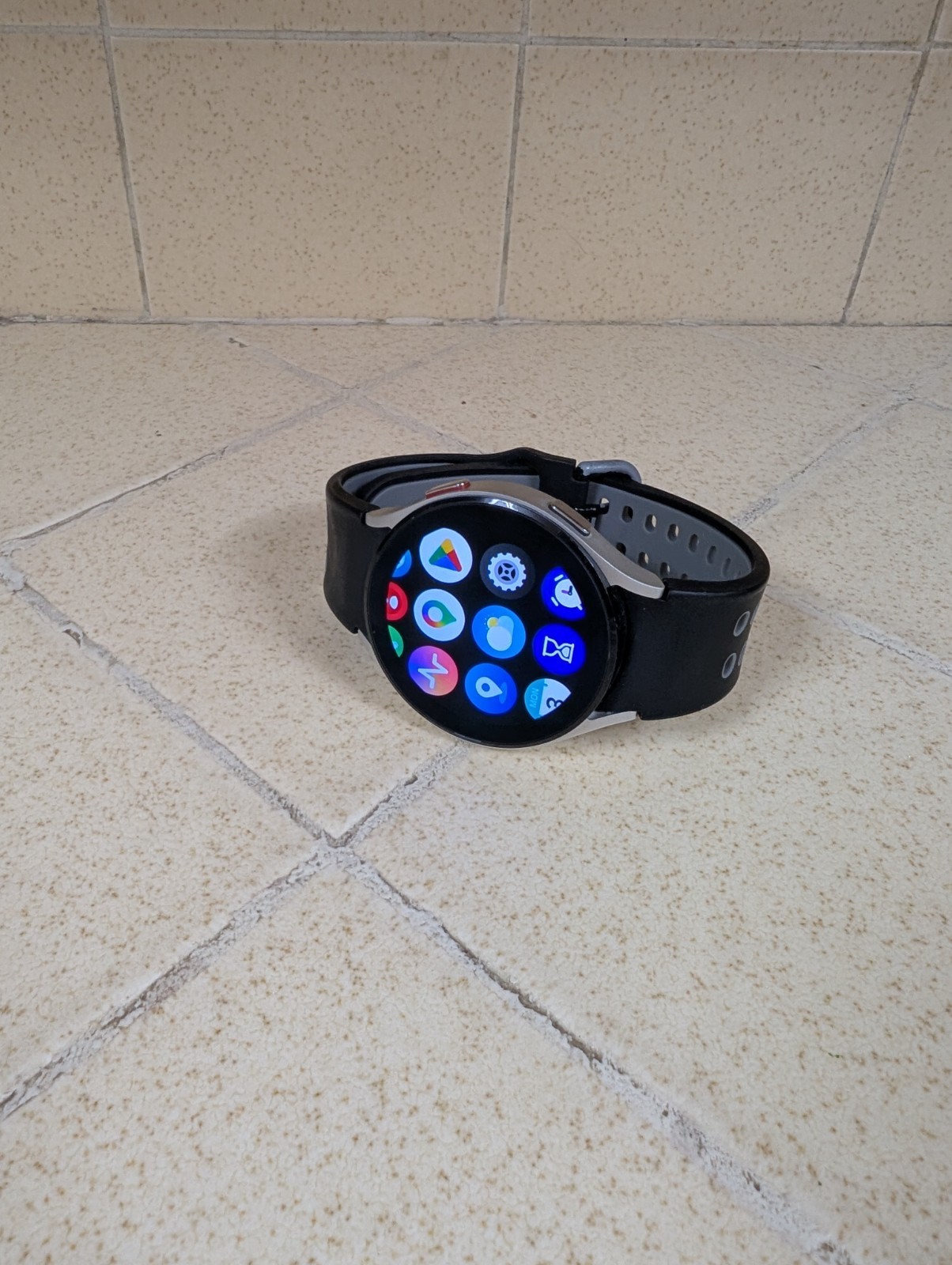 Samsung Galaxy Watch 4 SM-R870 Black 44mm with Wristbands and Chargers Bundle