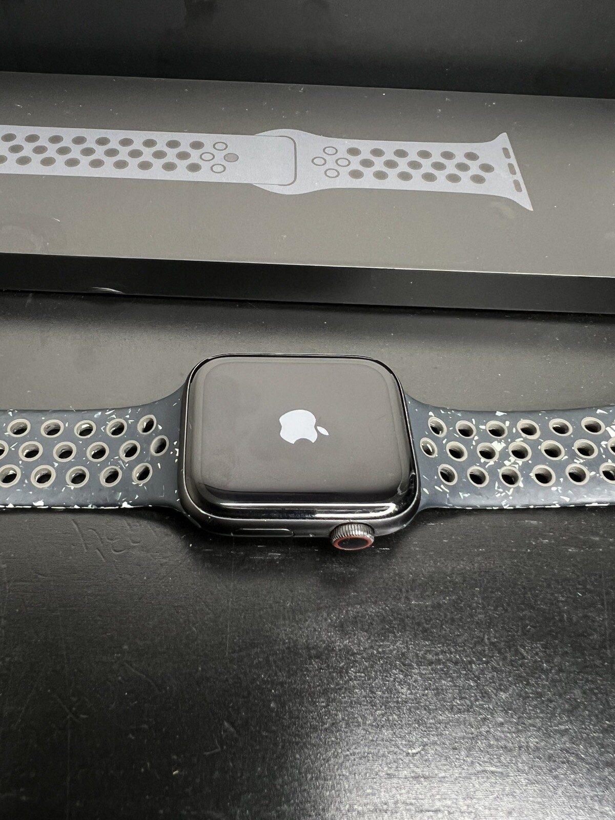 Apple Watch Series 5 x Nike 44mm (GPS + Cellular) Aluminum Space Gray Navy Band