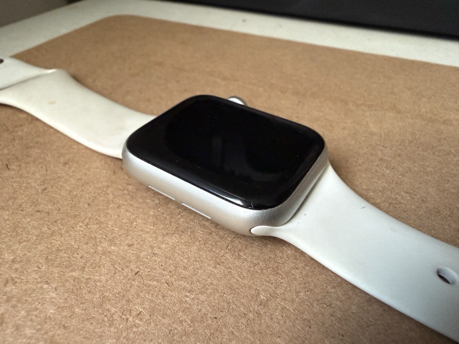 Apple Watch Series 6 A2351 40mm Silver Aluminum White Band 32GB