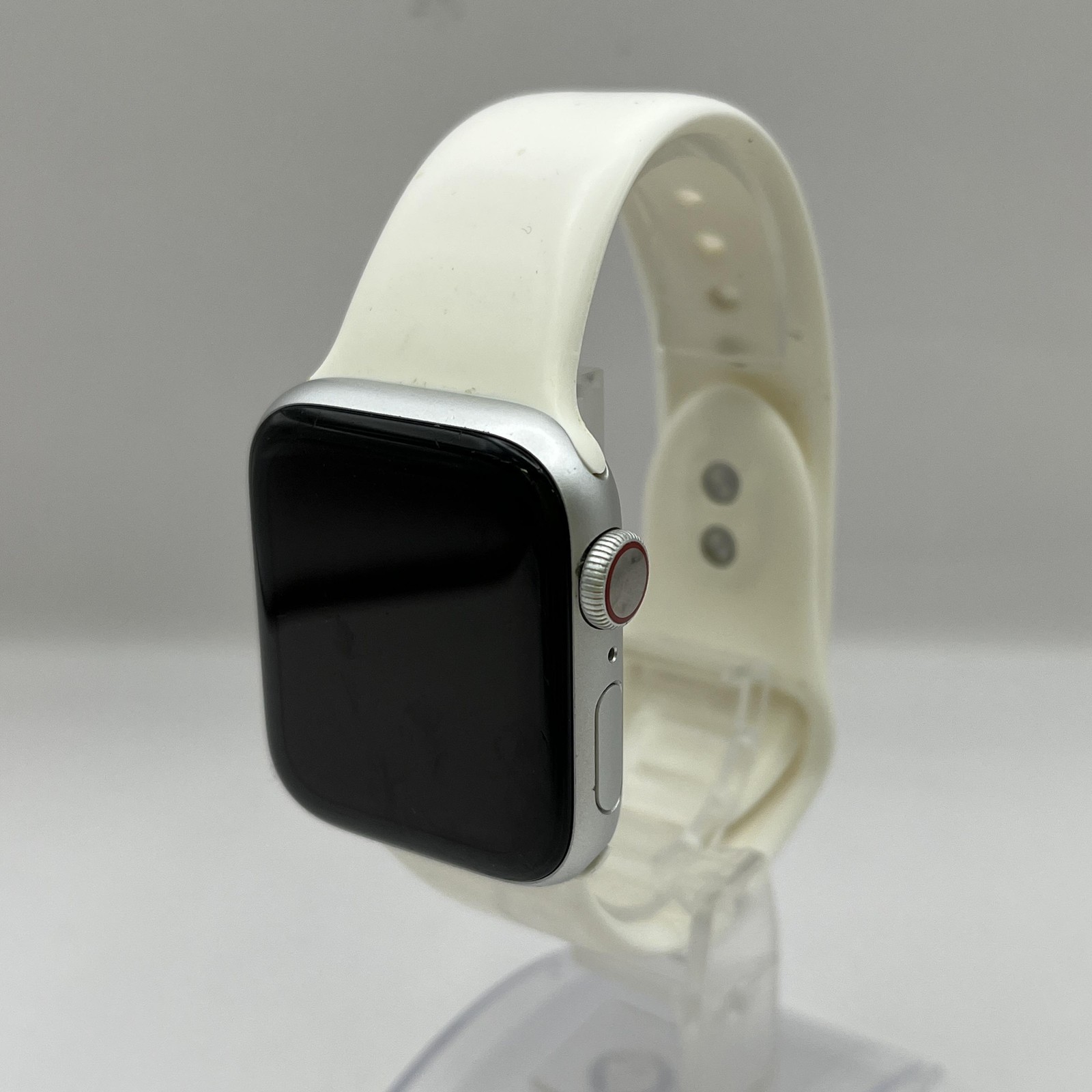 Apple Watch (Series 6) 40mm Silver Aluminum (LTE) w/ White Sport Band – Fair