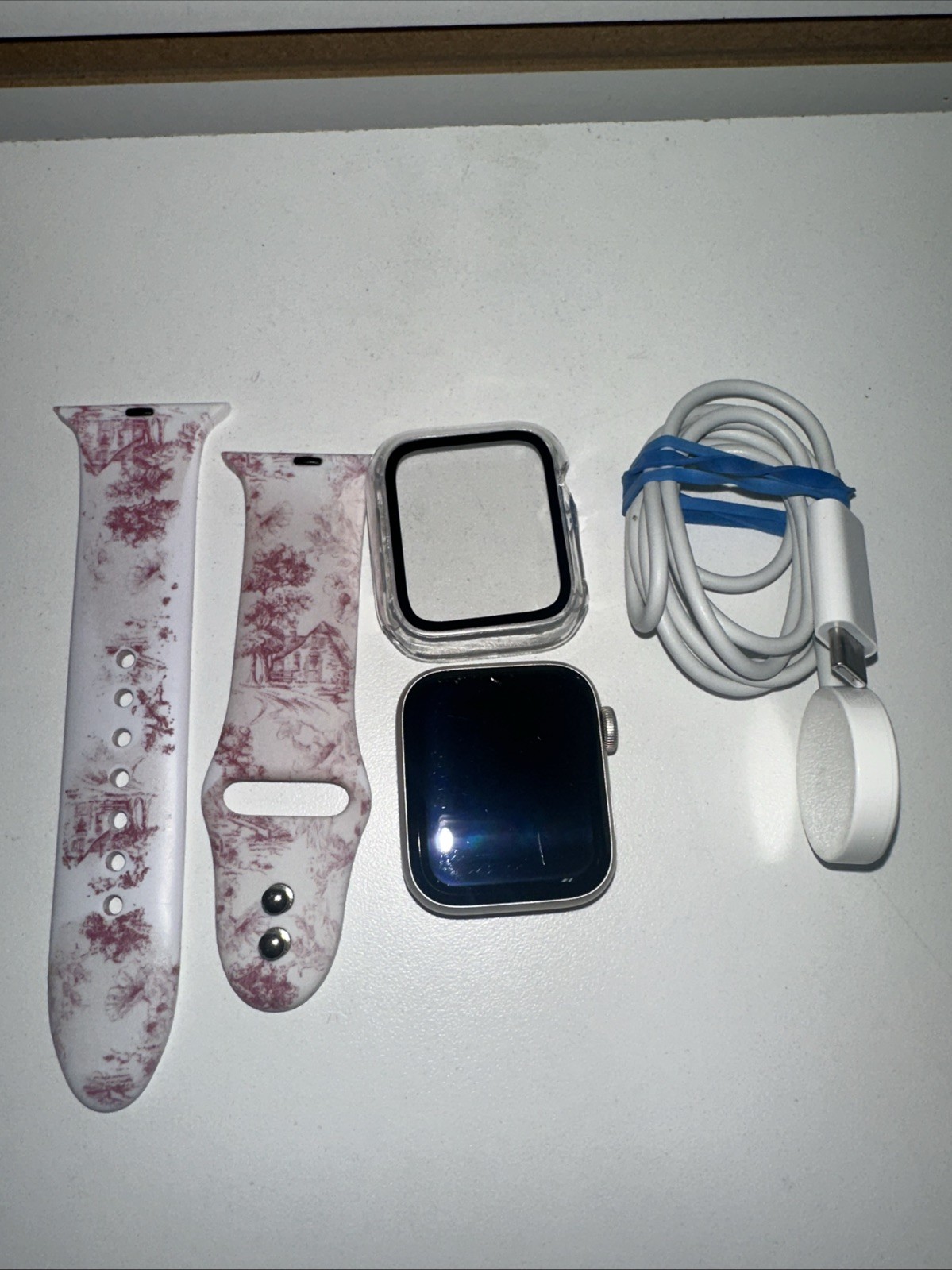 Apple Watch SE 2nd Gen-40mm Silver Aluminum Case with White Band, S/M LTE GPS
