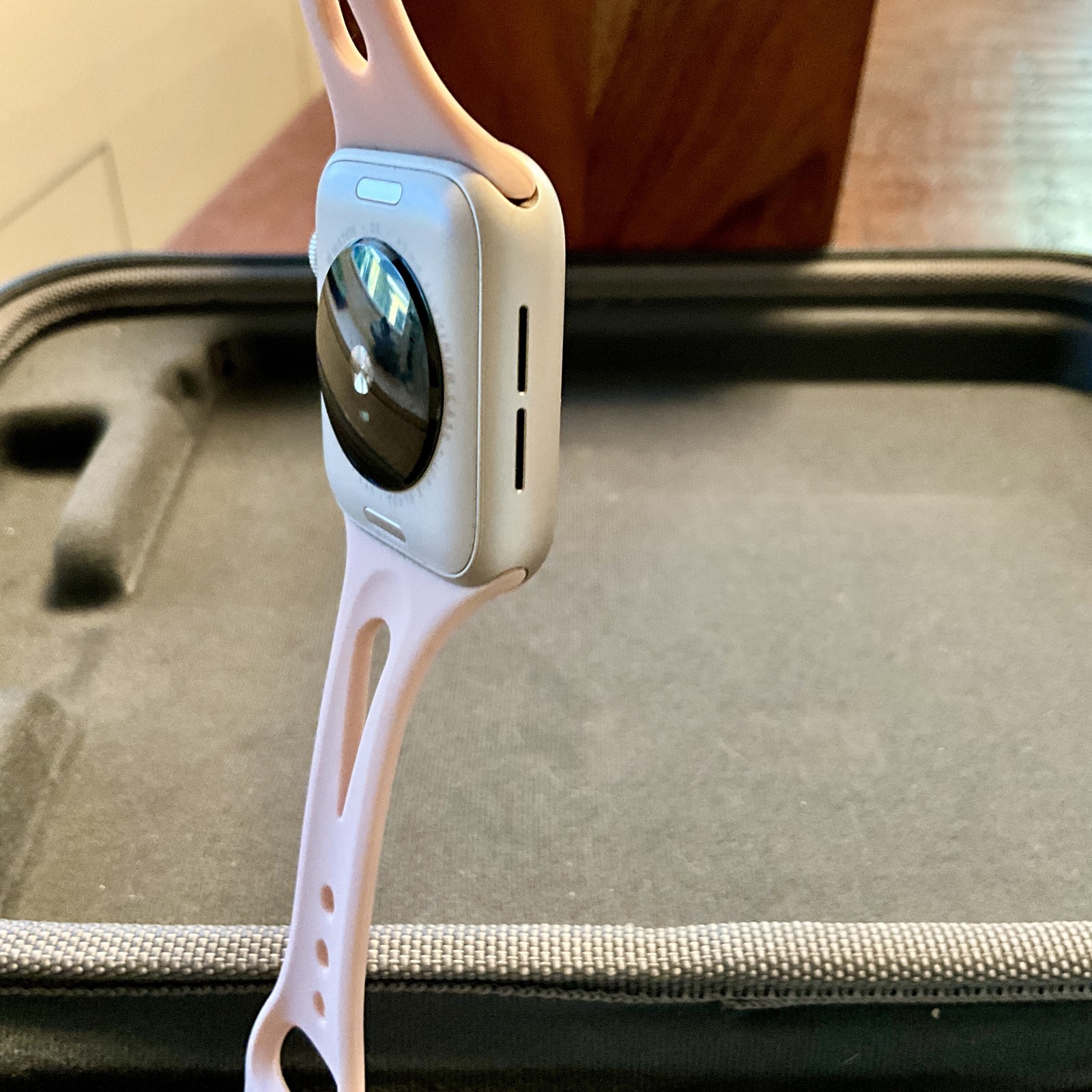 Apple Watch SE (GPS + Cellular) 44mm Silver Aluminum Pink Sand Sport Band