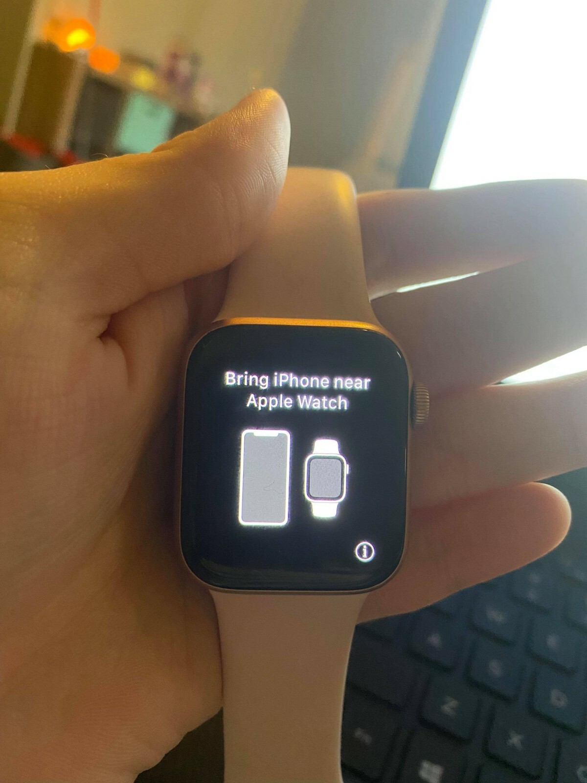 Apple Watch SE 40mm Gold Aluminum Case with Pink Sand Sport Band  (GPS&Cellular)