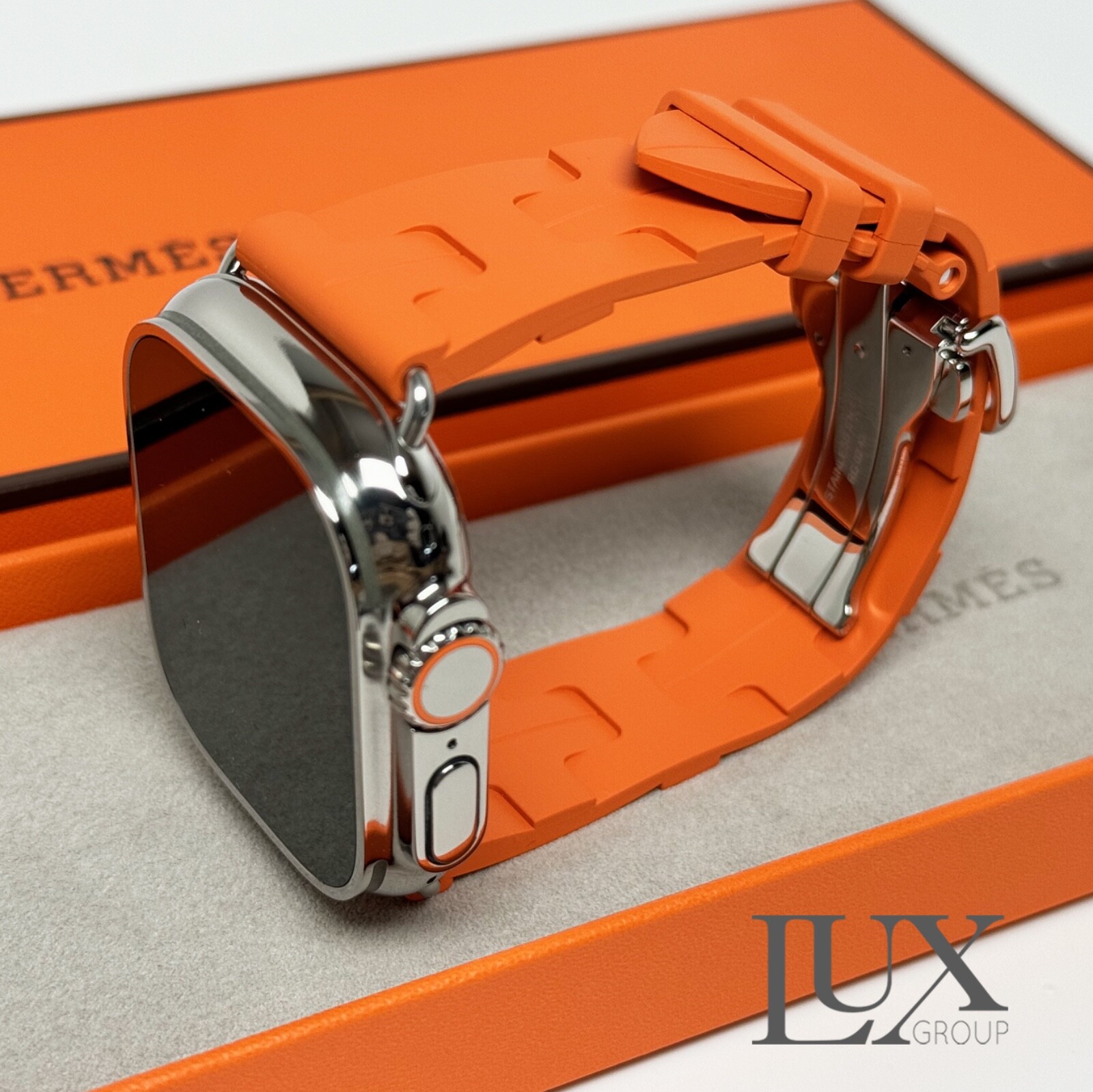Apple Watch Ultra 3 Titanium 49mm Polished w/ Hermes band Orange