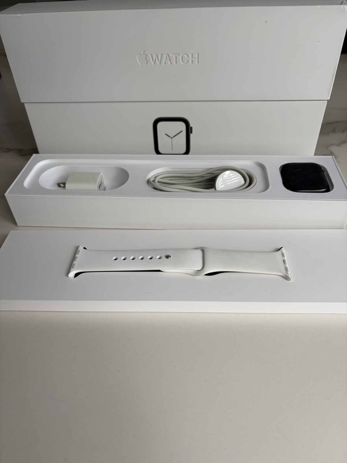 Apple Watch Series 4 40mm Space Gray White Sport Band GPS +Cellular, 75% Battery