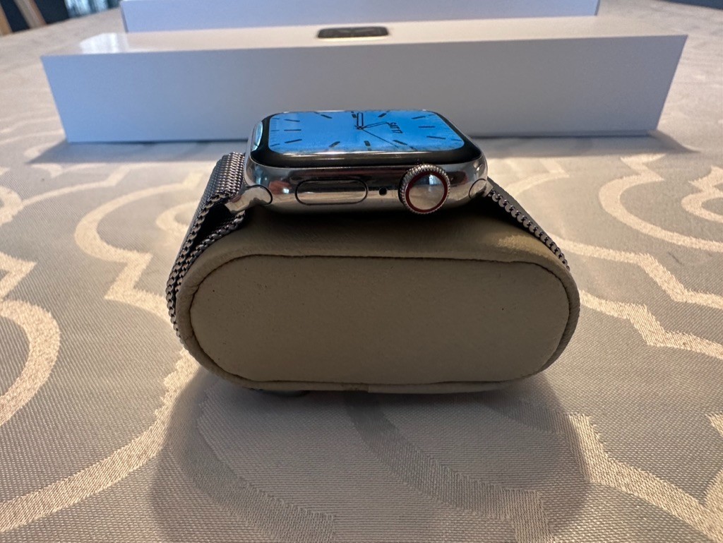 Apple Watch Series 5 – Stainless Milanese Loop 40MM – Model A2094